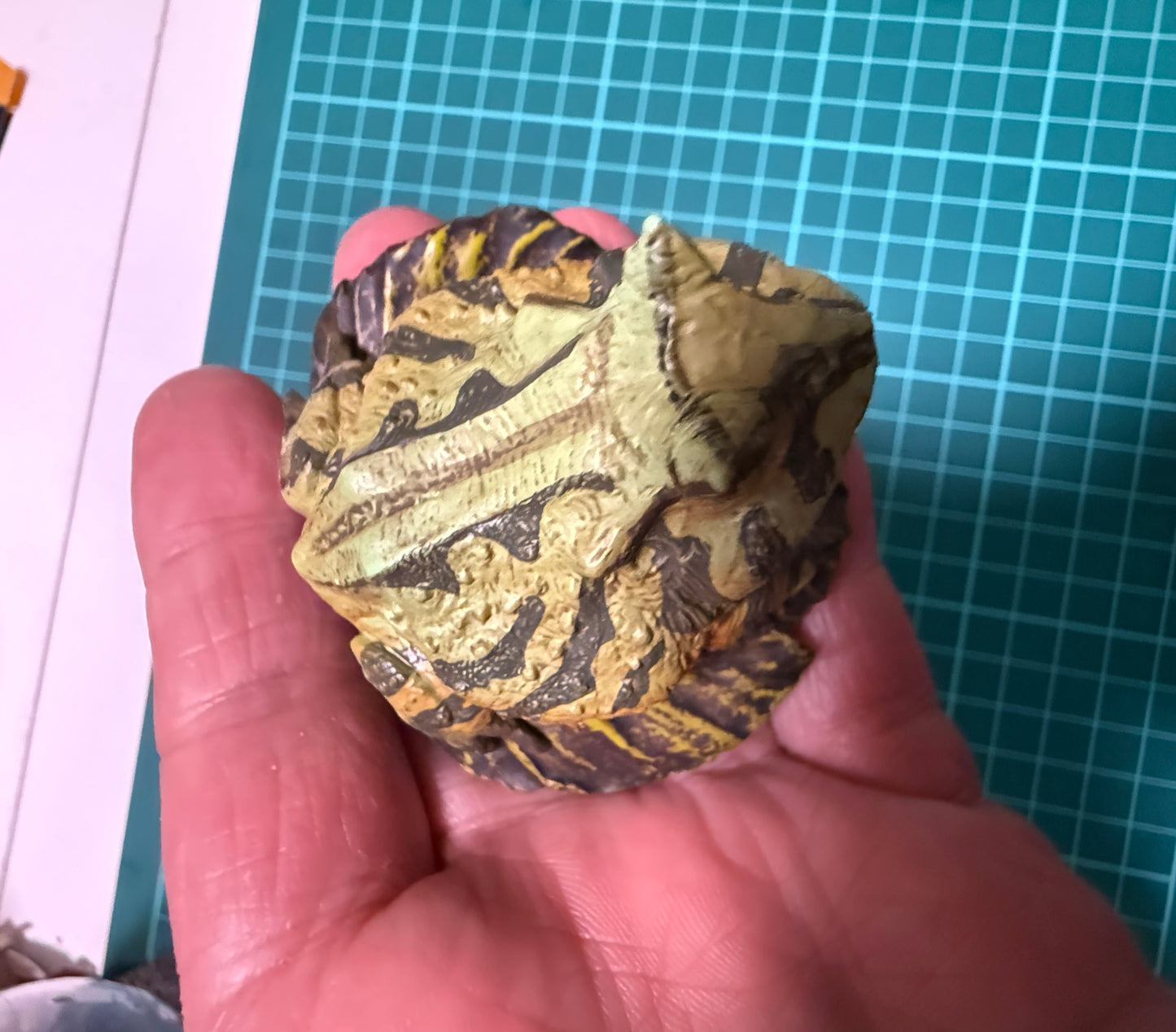 Japan Green Surinam horned frog (蘇利南角蛙) PVC mini capsule figure model figurine with base
