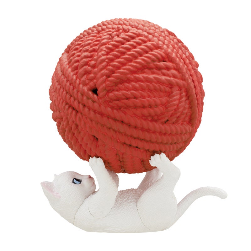 Japan White Cat with yarn ball PVC Mini Figurine Figure model