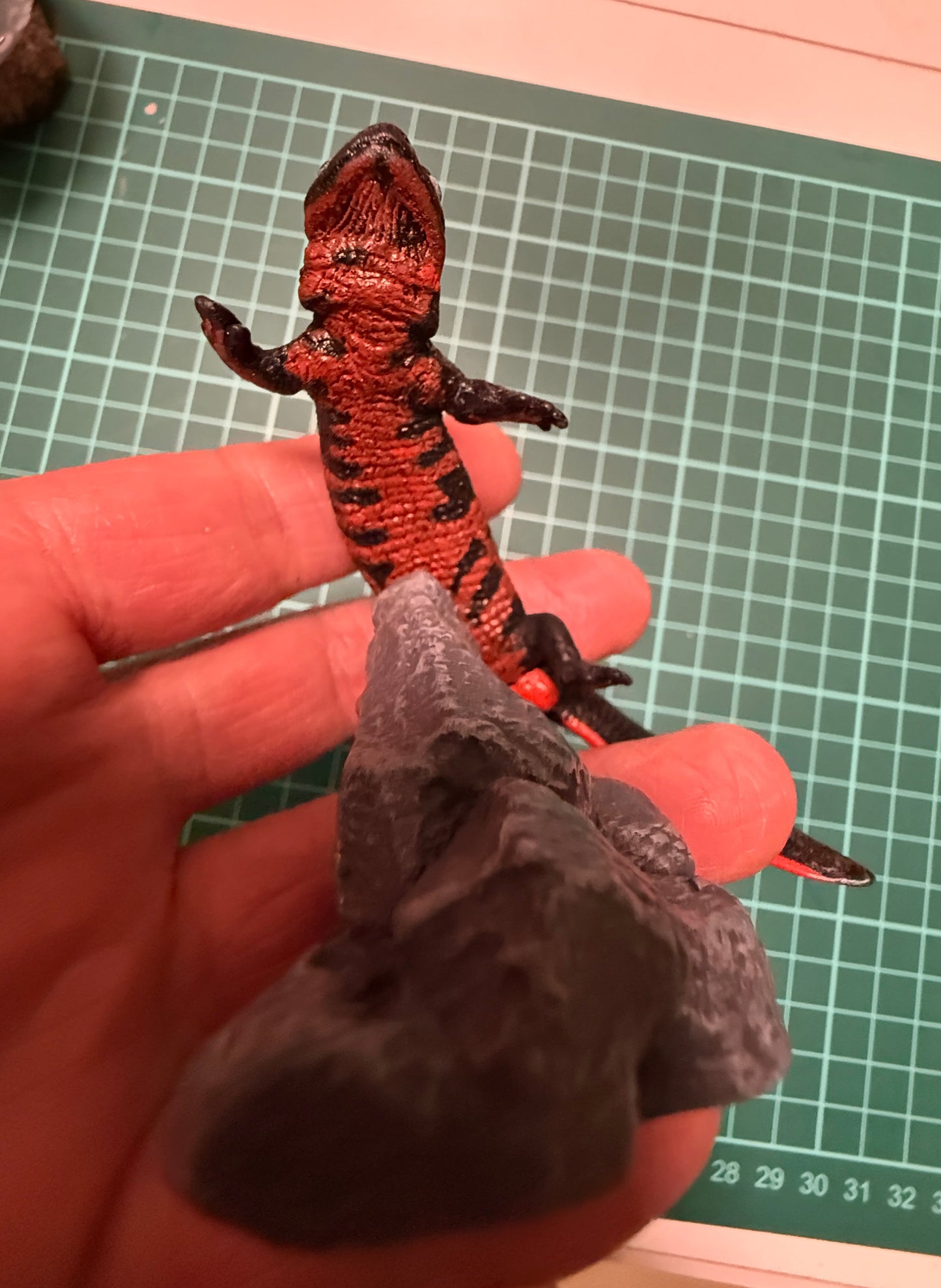 Japan Japanese fire-bellied newt (紅腹蠑螈) PVC mini capsule figure model figurine with base
