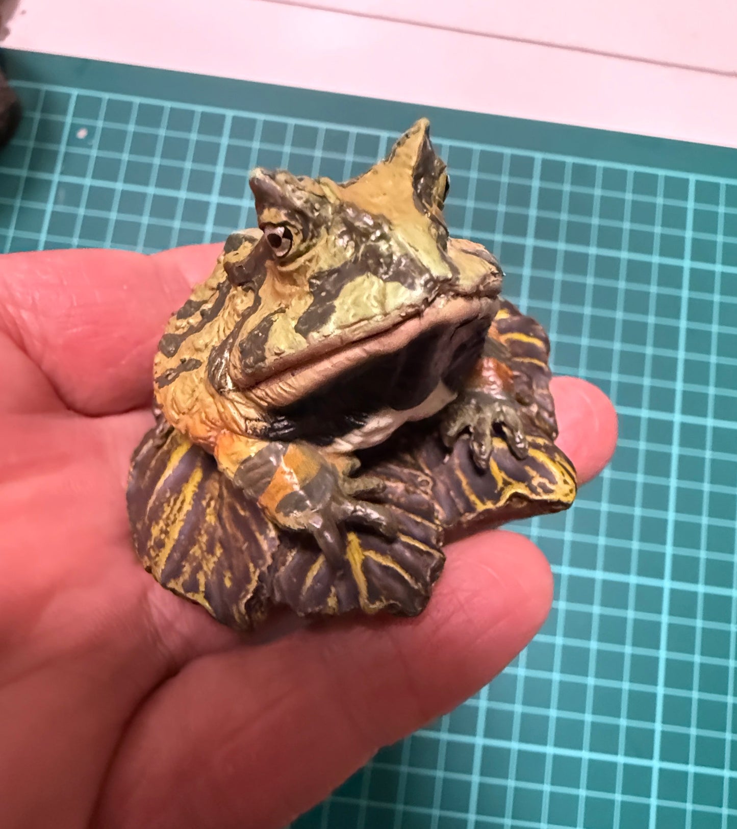 Japan Green Surinam horned frog (蘇利南角蛙) PVC mini capsule figure model figurine with base
