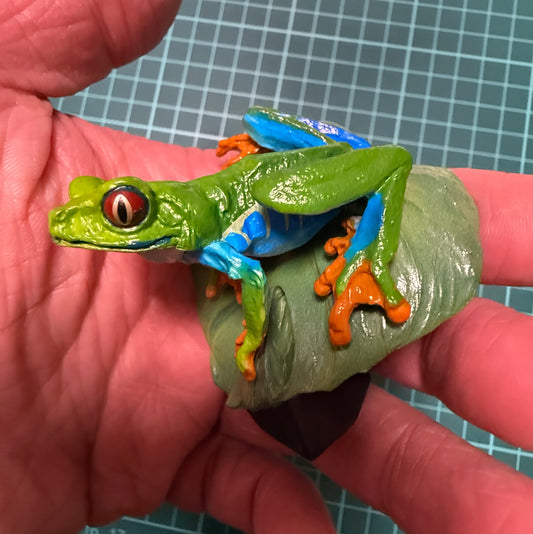 Red Eyed green tree frog (紅眼樹蛙) PVC mini capsule figure model figurine with base