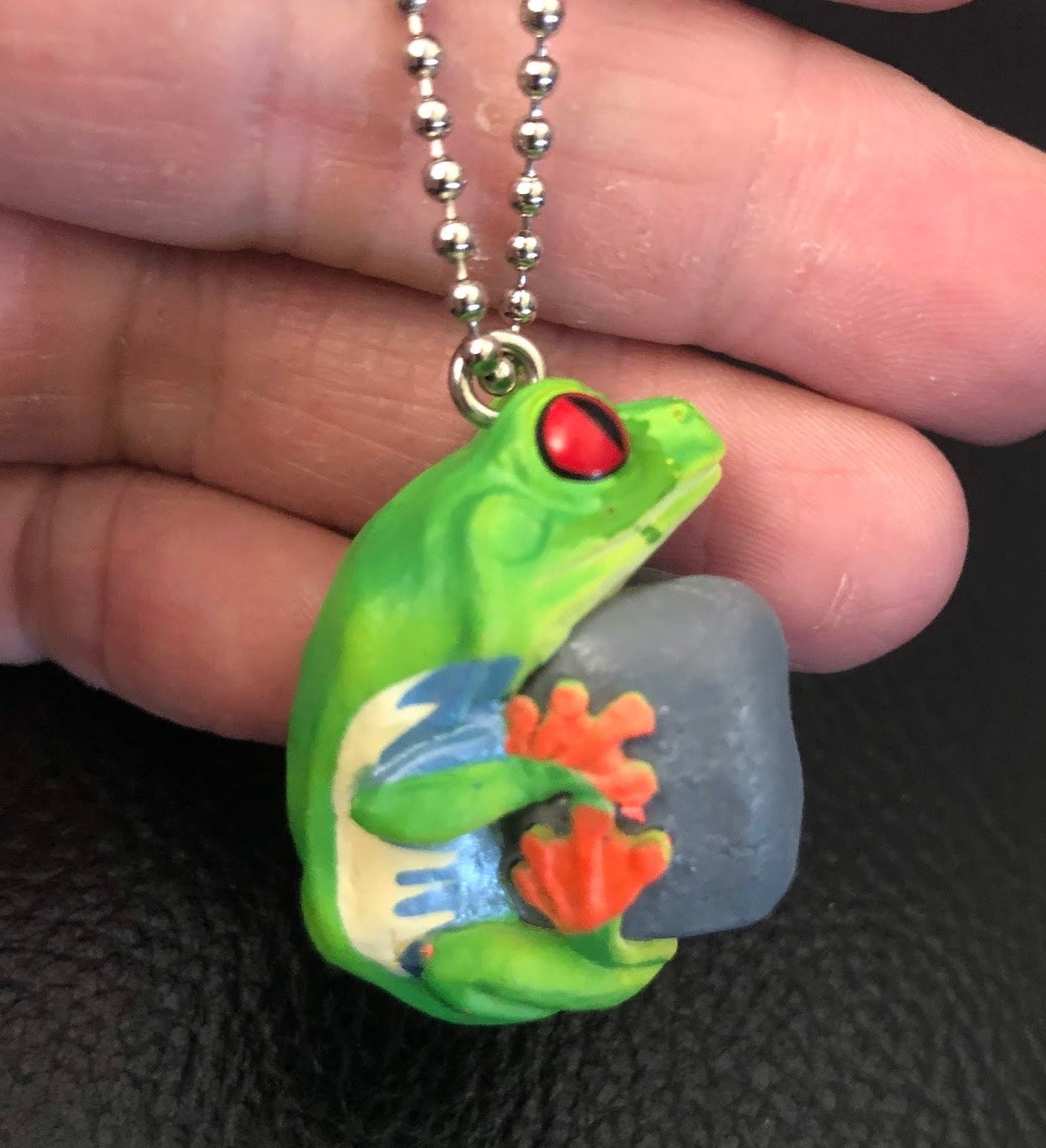 Japan Red Eyed Tree Frog on Rock Resin Mini Figure Figurine Model keychain