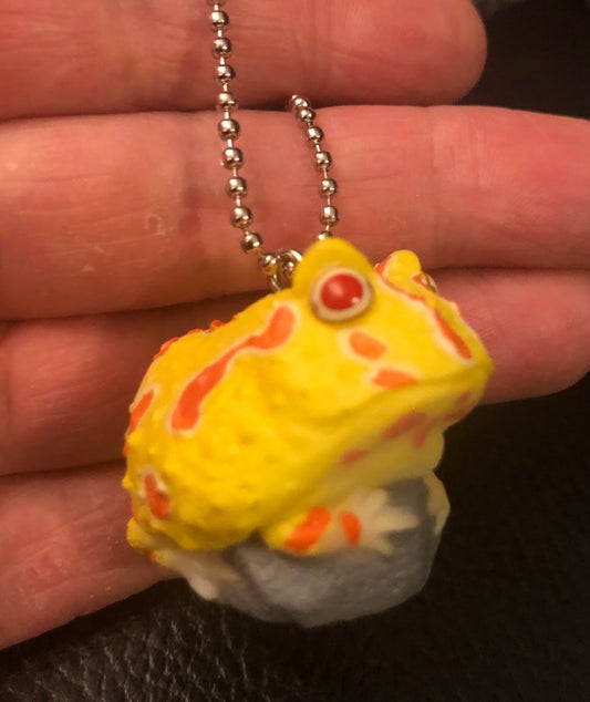 Japan Albino Horned Frog on Rock Resin Mini Figure Figurine Model keychain