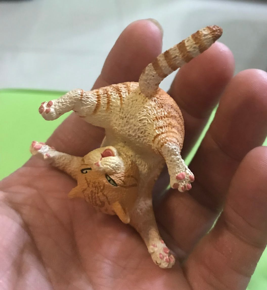 Animal Life Asakuma Toshio roll one's eyes Animal Yellow Cat PVC Mini Figurine Figure Model