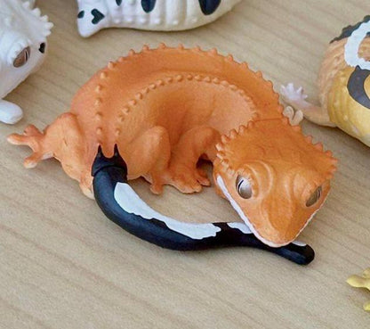 Japan Reptile Sleeping Red Crested gecko lizard PVC minifigure model A