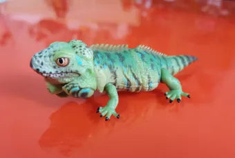 Japan Q Green iguana lizard PVC Action Figure model with joints (10cm)