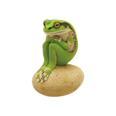 Japan Green Japanese tree frog in thought on rock PVC mini Figure Model Figurine