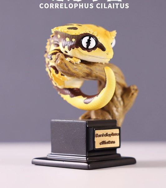 Crested gecko lizard with stand Super Q Resin Model Figure Figurine