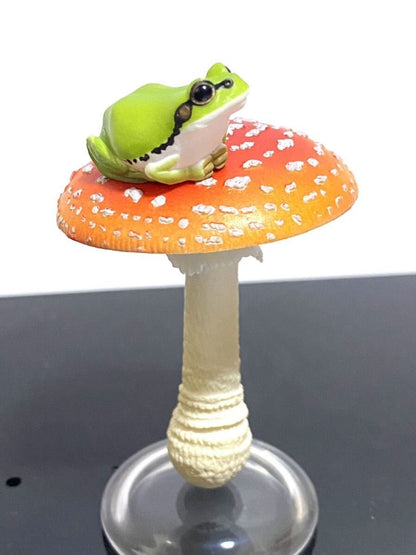 Japan Green Tree Frog on Mushroom PVC mini figure figurine model A