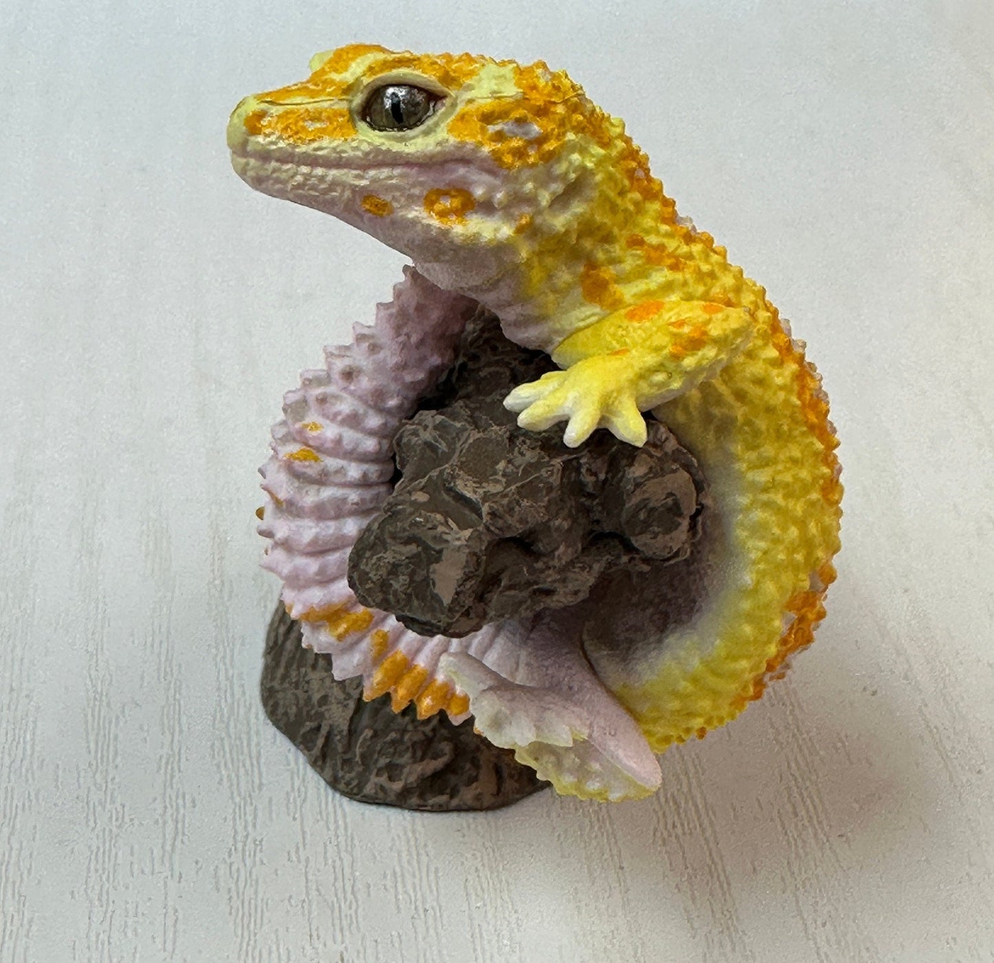 Leopard gecko Lizard Reptile figurine figure model ring with stand A