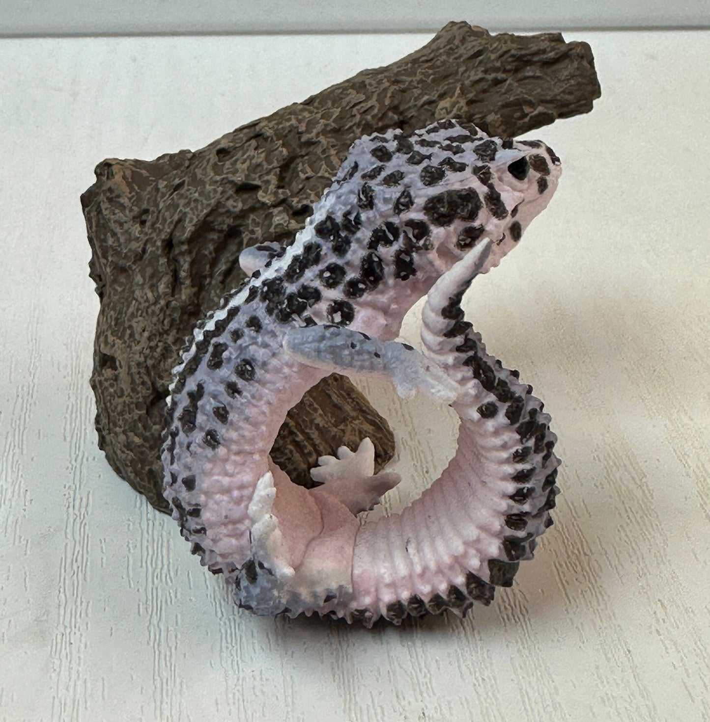 Leopard gecko Lizard Reptile figurine figure model ring with stand B