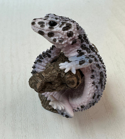 Leopard gecko Lizard Reptile figurine figure model ring with stand B