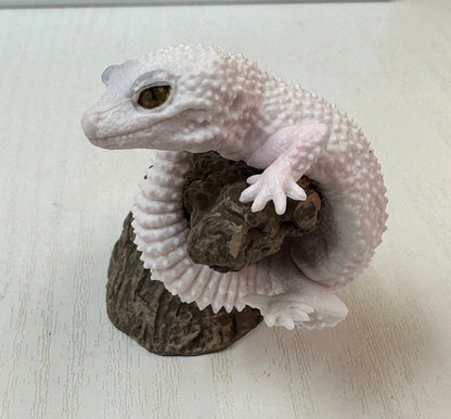 Snow Leopard gecko Lizard Reptile figurine figure model ring with stand C