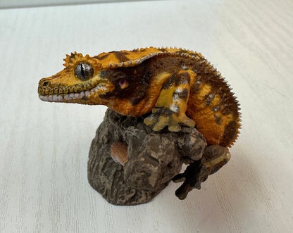 Crested gecko Lizard Reptile figurine figure model ring with stand A