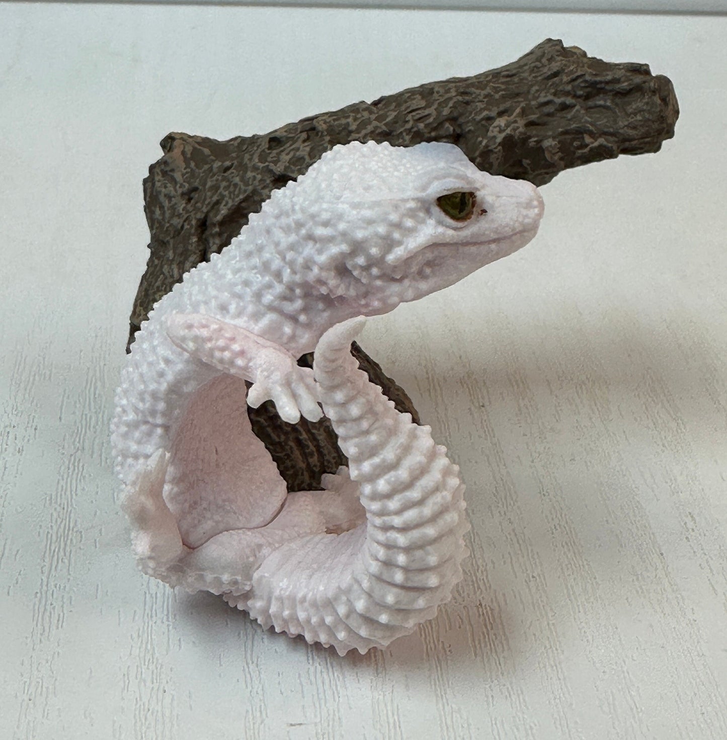 Snow Leopard gecko Lizard Reptile figurine figure model ring with stand C