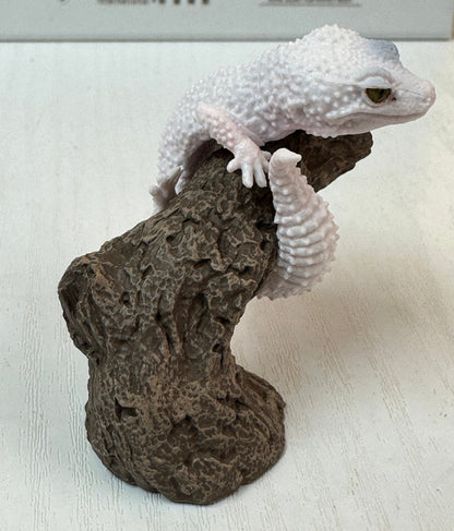 Snow Leopard gecko Lizard Reptile figurine figure model ring with stand C