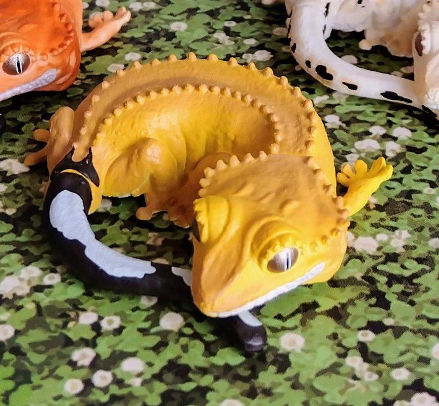 Japan Reptile Sleeping Yellow Crested gecko lizard PVC minifigure model B