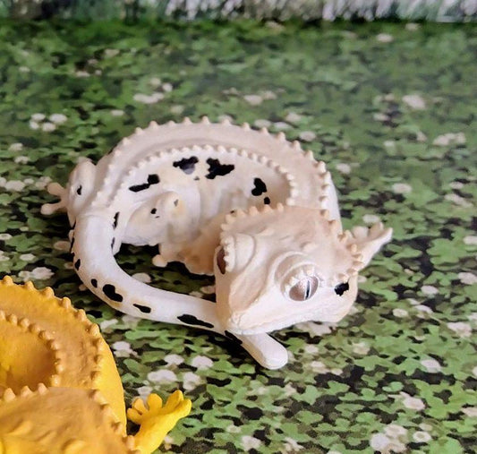 Japan Reptile Sleeping White Crested gecko lizard PVC minifigure model C